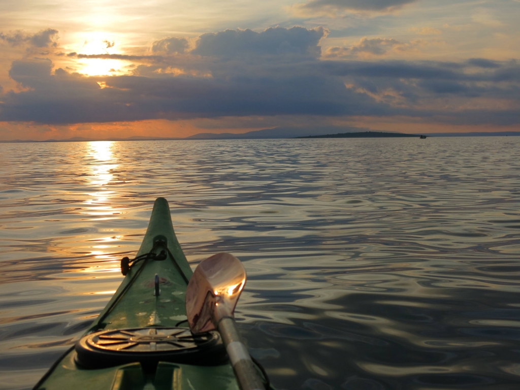 raskas-kayak-kayak-de-mer-croatie-lunière-soir